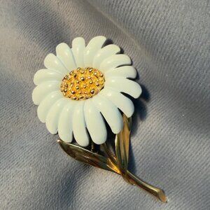 Monet Daisy Brooch White Petal Flower Gold Tone Pin 2.25”